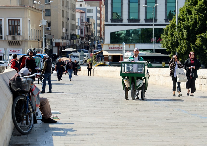 Tarihi Taşköprü Seyyara Kaldı (1)