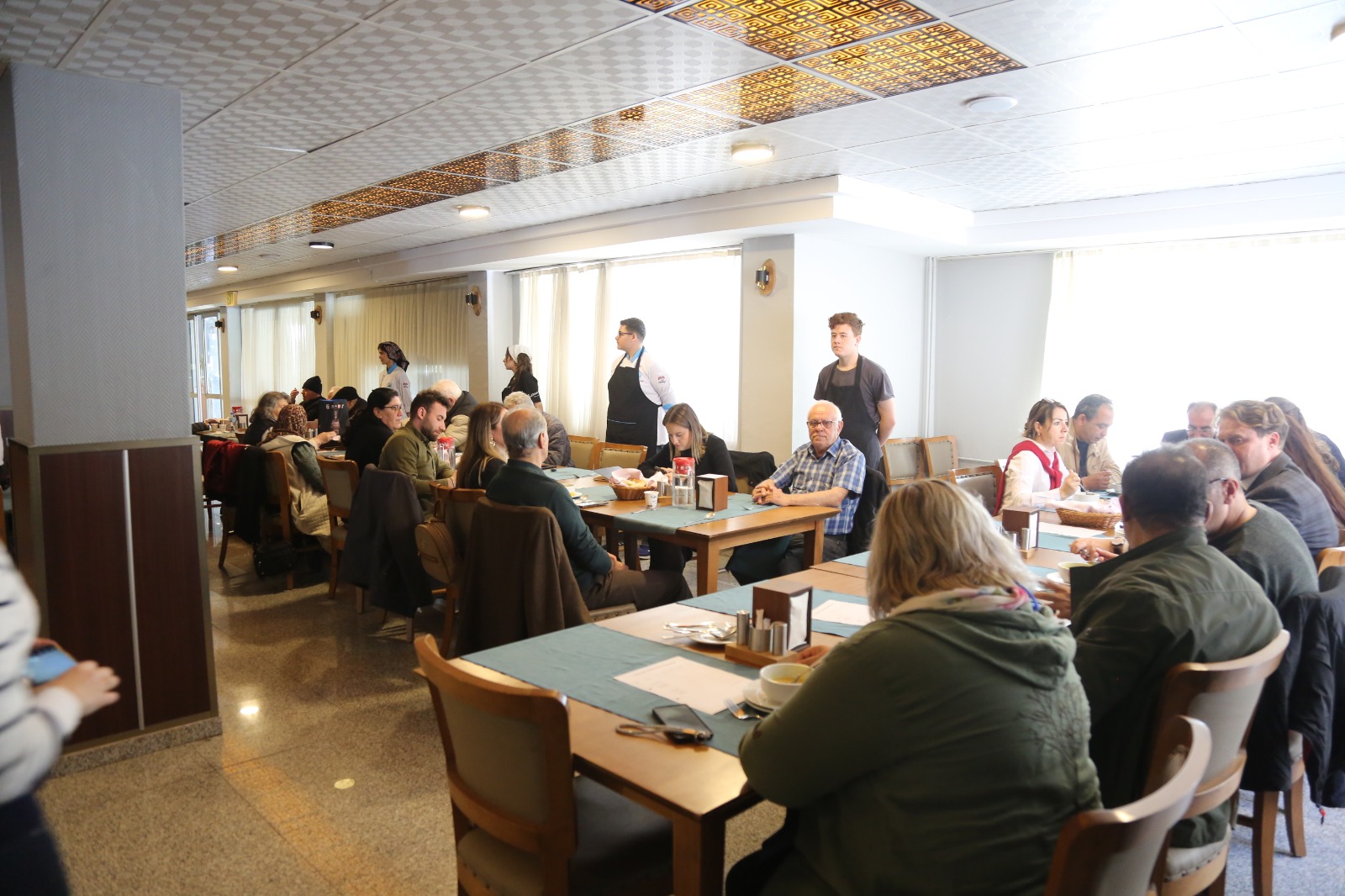Akıncılar Huzur Evi Sakinleri Liseli Aşçılarla Yemek Yarışması Yaptı (1)