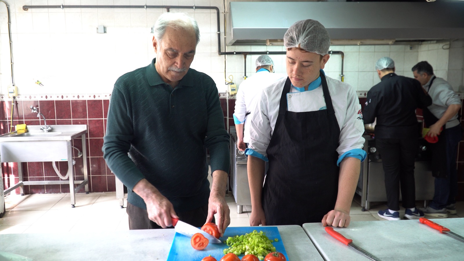 Akıncılar Huzur Evi Sakinleri Liseli Aşçılarla Yemek Yarışması Yaptı (5)