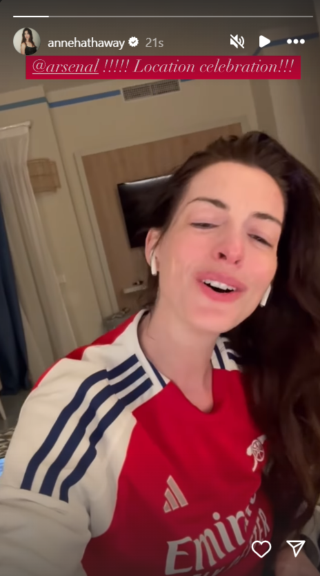 Anne Hathaway Arsenalin Real Madrid Zaferini Muzikal Kutlama Ile Taclandirdi