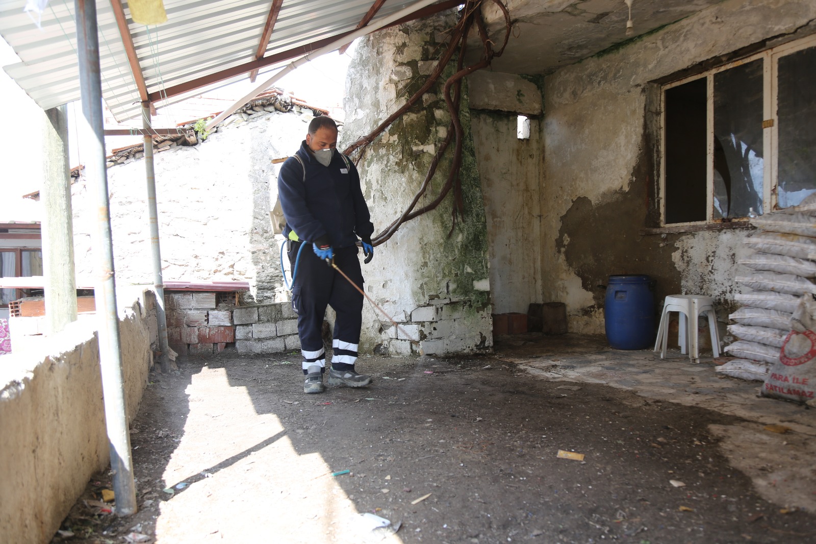 Efes Selçuk Belediyesi’nden Çöp Ev Temizliği İle Çevre Sağlığına Katkı (4)