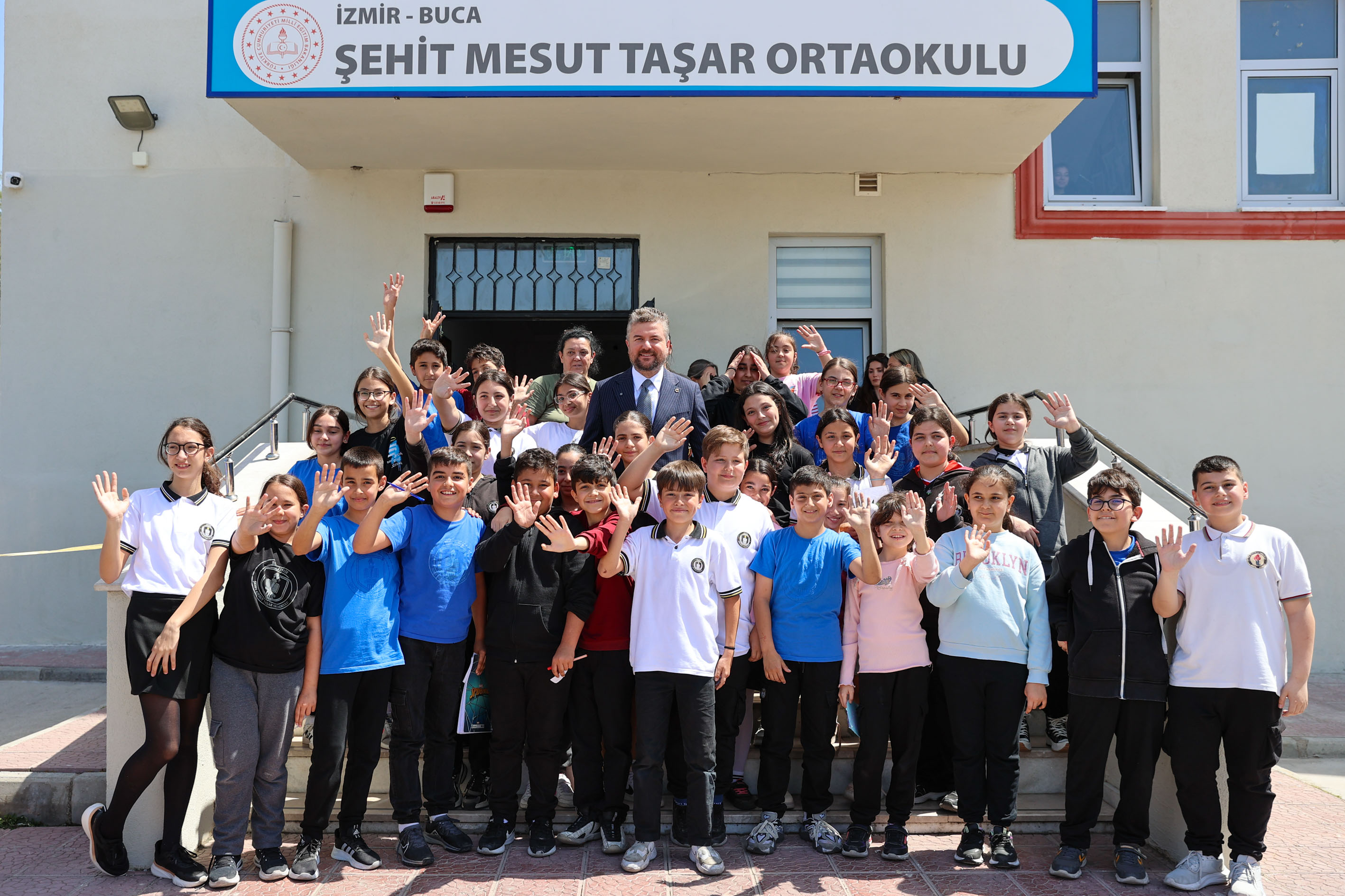 Gelecek Çocuklarin Gülüşleri̇nde (1)