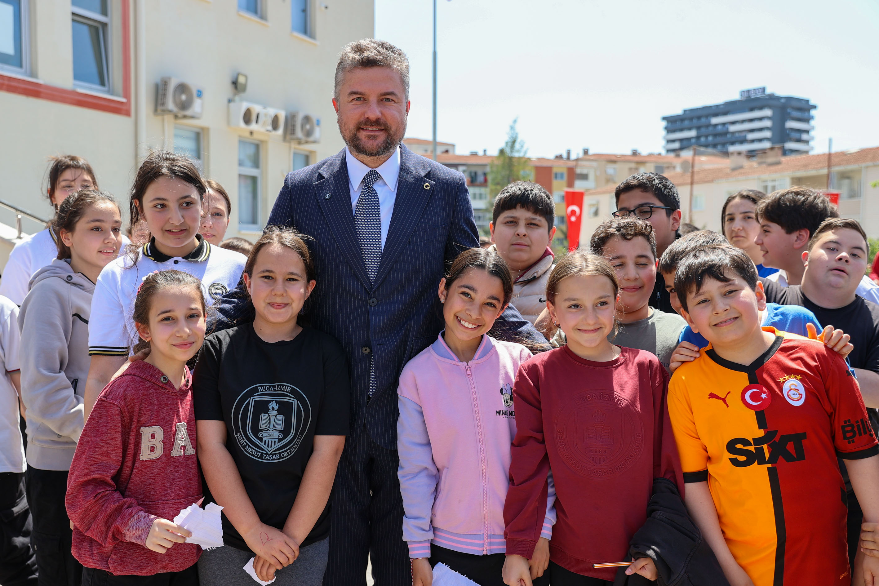 Gelecek Çocuklarin Gülüşleri̇nde (3)