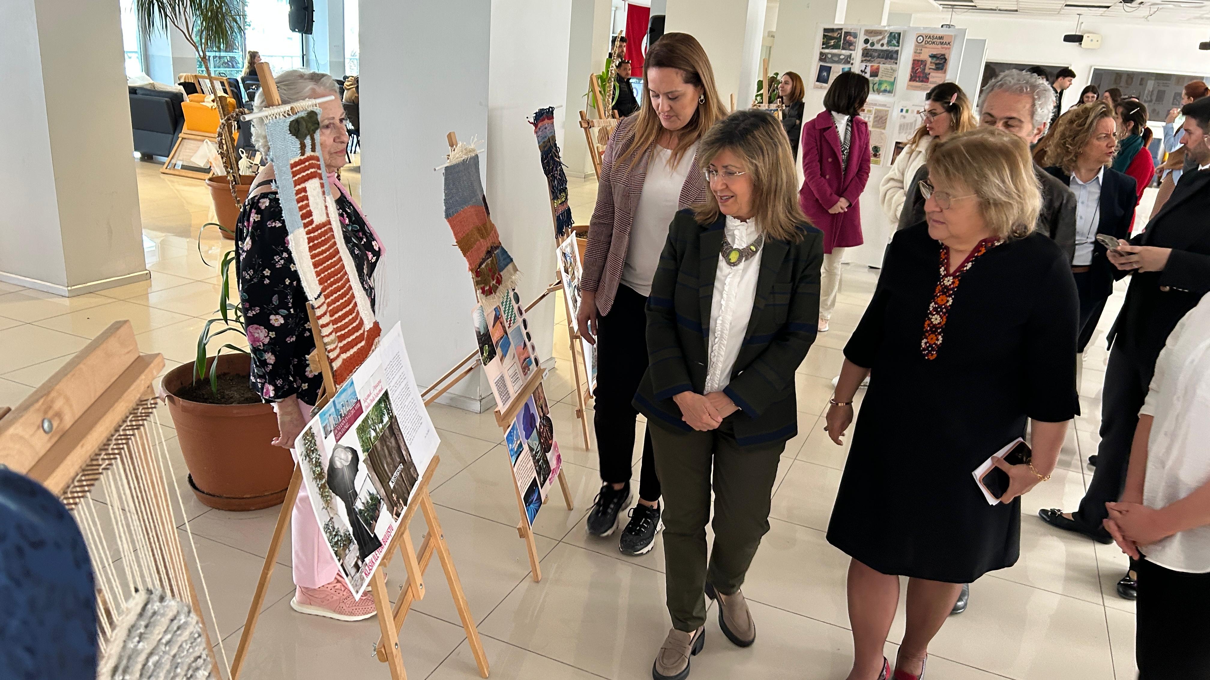 İzmir Demokrasi Üniversitesinde Dünya Sanat Günü İki Sergiyle Kutlandı (3)