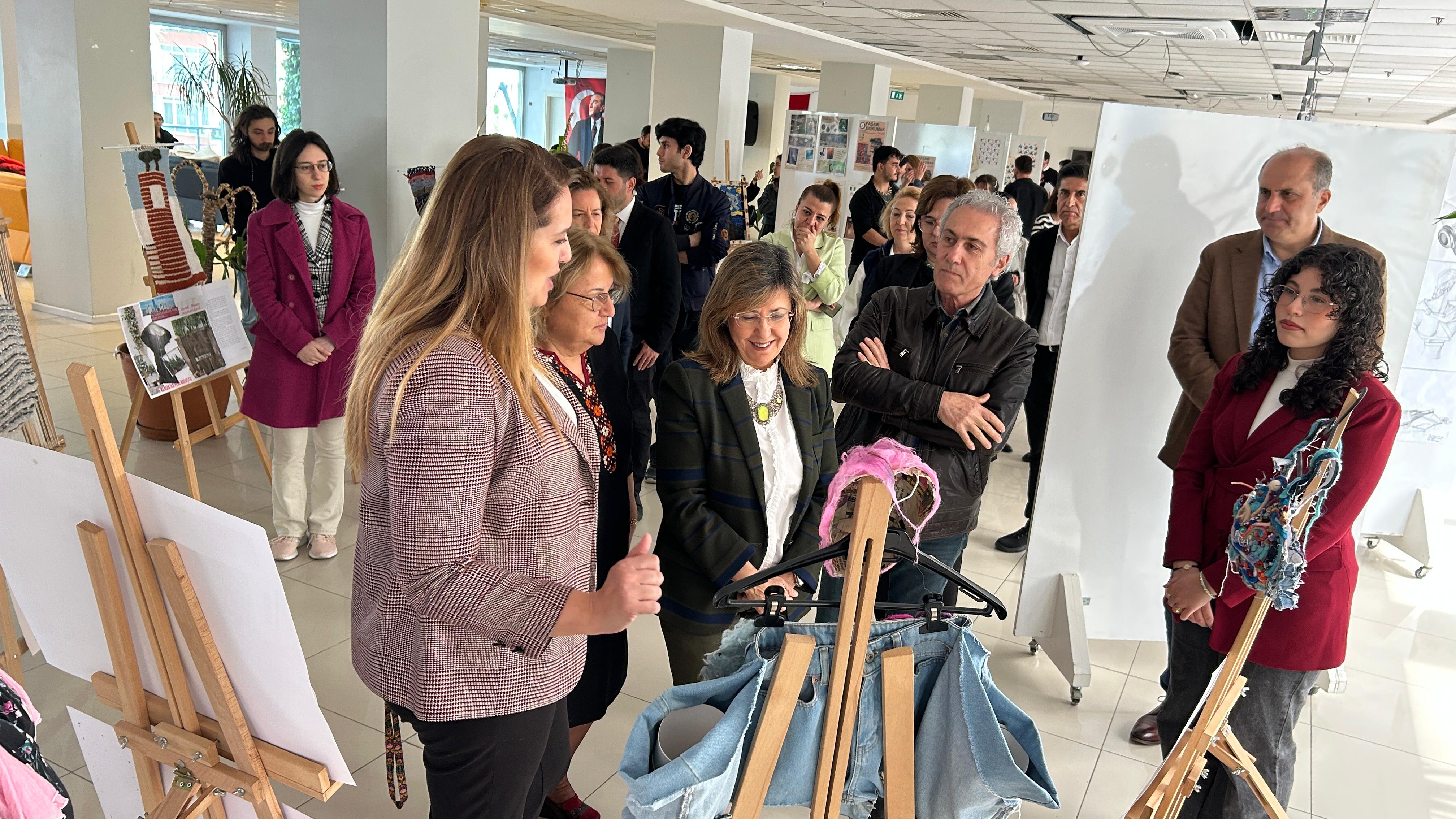 İzmir Demokrasi Üniversitesinde Dünya Sanat Günü İki Sergiyle Kutlandı (4)