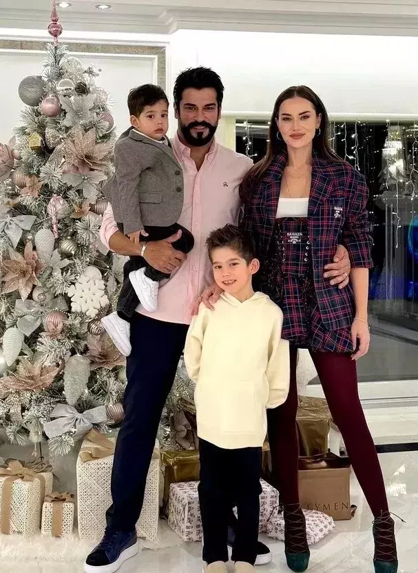 Burak Ozcivit Aska Geldi Fahriye Evcen Ile 18652334 4716 M
