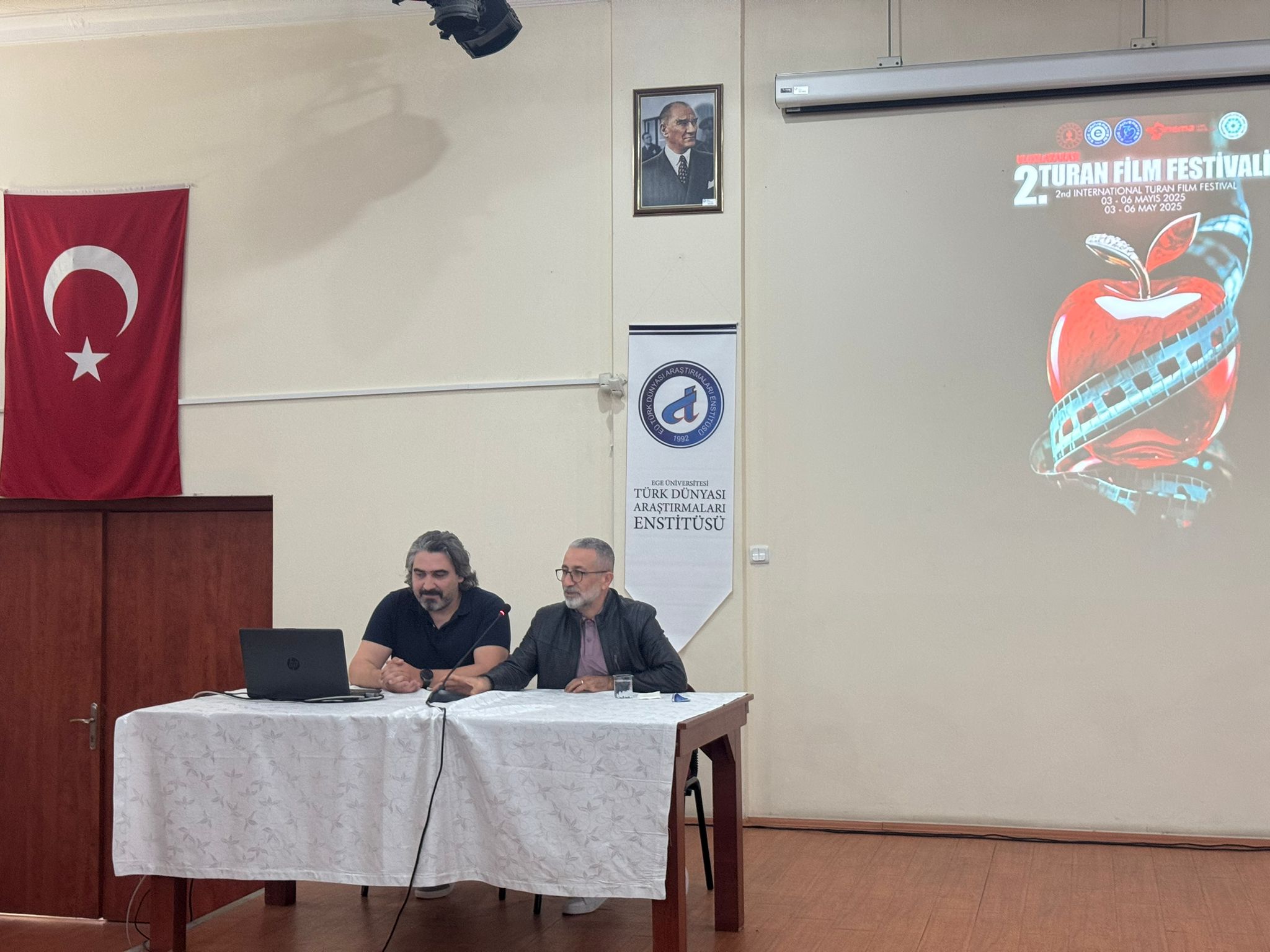 ++Ege Üniversitesi 2. Uluslararası Turan Film Festivalinde Sahne Genç Yönetmenlerin (4)