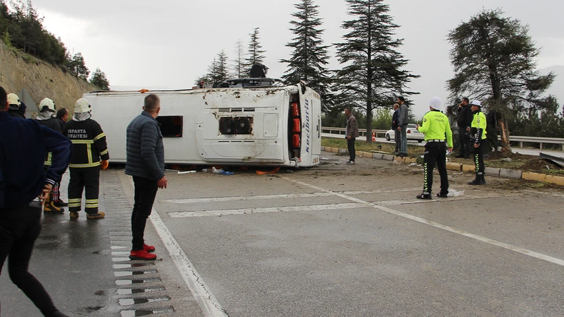 Isparta'da Yolcu Midibüsü Devrildi (1)