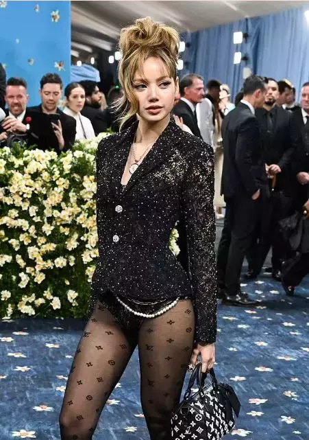 Kpop Yildizi Lisa Nin Met Gala Kiyafeti Sosyal 18603899 3164 M