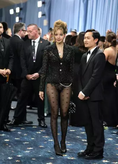 Kpop Yildizi Lisa Nin Met Gala Kiyafeti Sosyal 18603899 5891 M