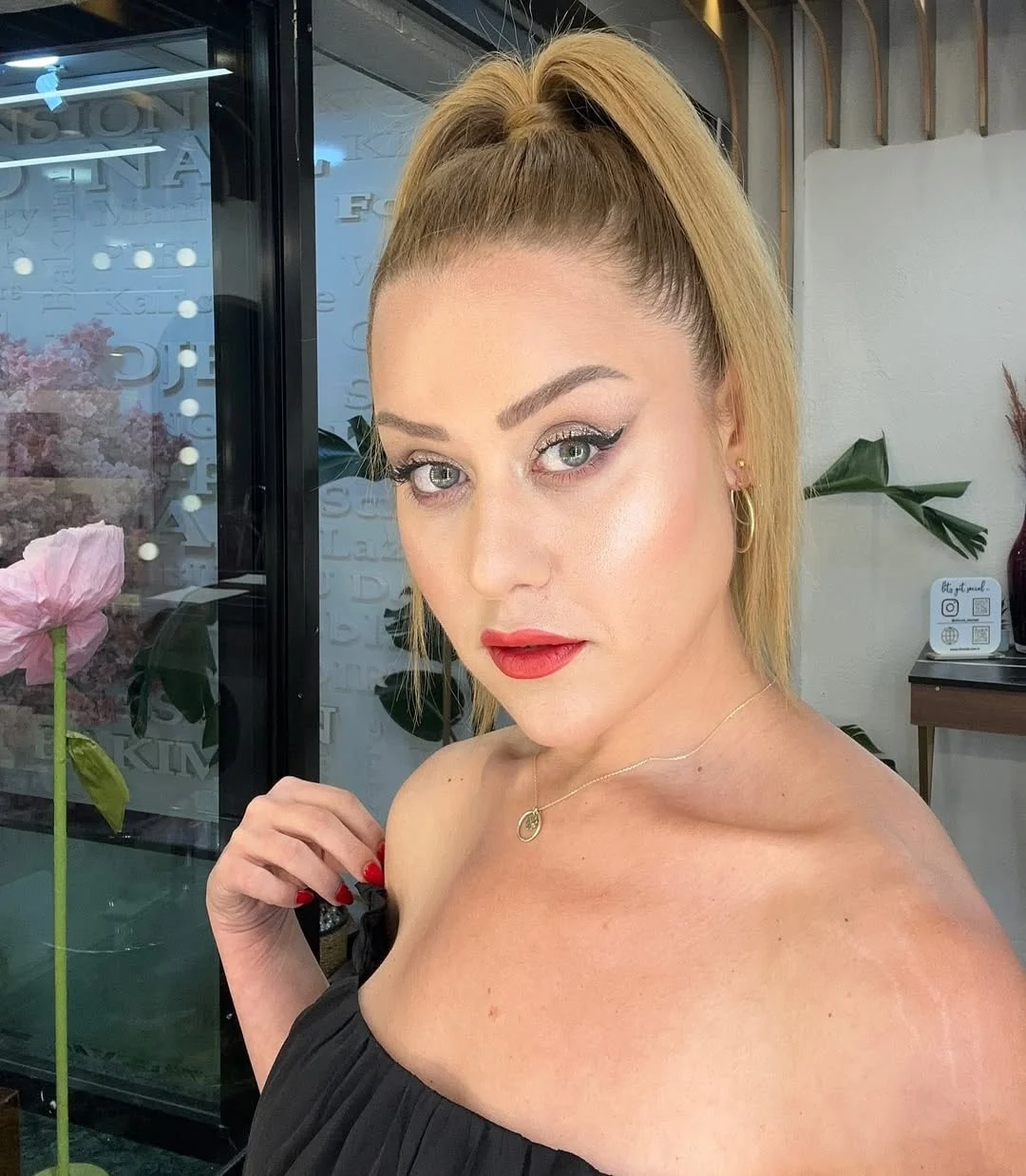Pek Chic Bir Kadin Chicbeautyconisantasi Reklamjpg Ohg Fnc8 Fg0Qw Rw U8S X Rf U A