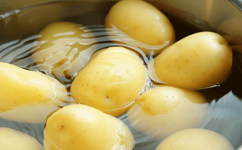 Patates haşlarken 1 kaşık eklemek yetiyor! Patateslerin dağılmasını önleyen basit mutfak hilesi