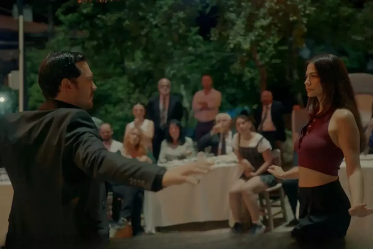 Esref Ruyada Cagatay Ulusoy Ve Demet Ozdemirden Zeybek Performansi