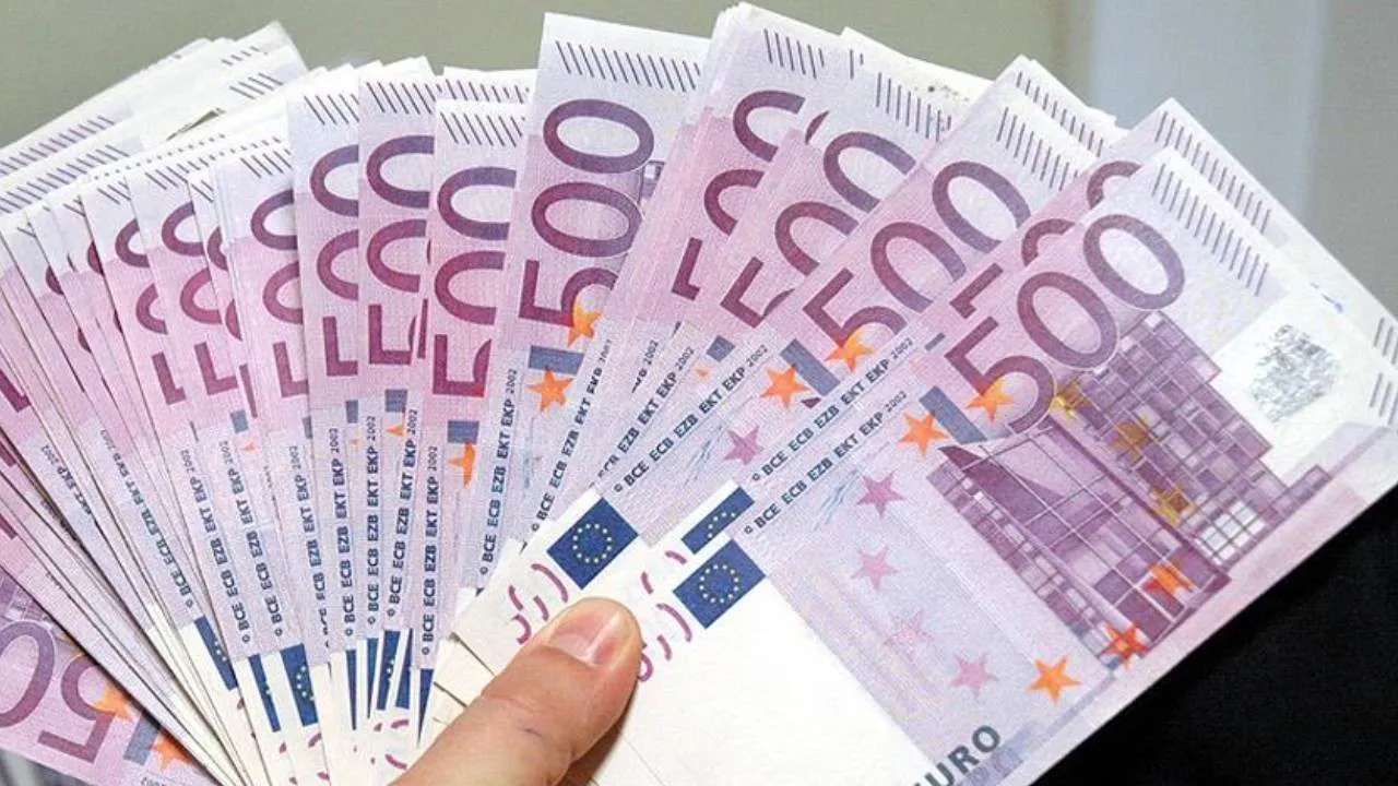 Euro Rekor Tazeledi Tarihi Zirveyi Gordu 64T0 Cover.jpg