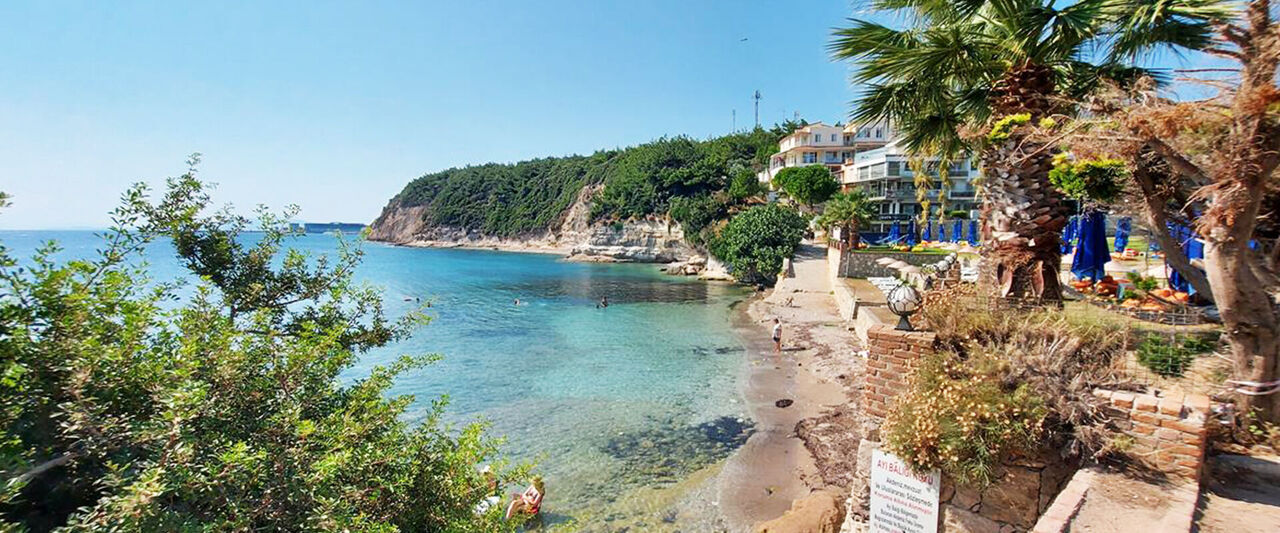 Ne Çeşme ne Urla! İzmir’e yakın bu plajda rüzgar esse bile denizi sakin: Dalgasız ve berrak suyuyla masmavi Ege koyu