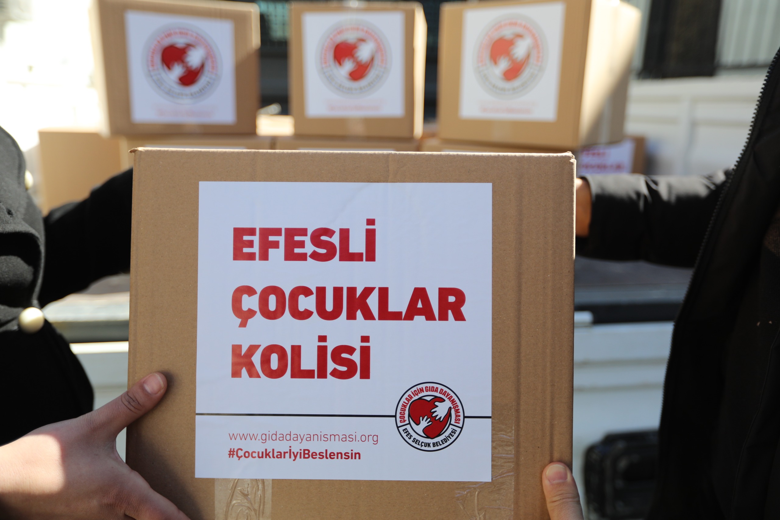 Efes Selcuk Belediyesinden Anne Ve Bebeklere Ozel Yardim Paketi