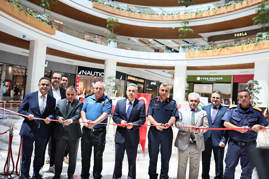 Izmirde 15 Temmuz Demokrasi Sergisi Acildi (1)