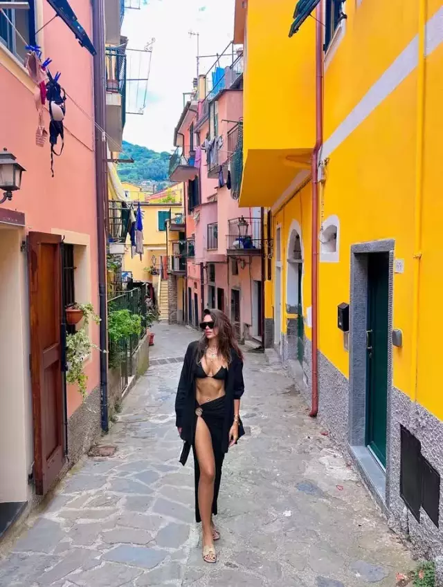 Tuvana Turkay's Brave Combination on the Streets of Italy 18847217 9345 M