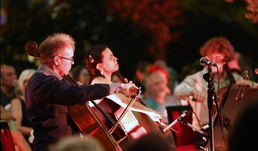 Zeytin Agaci Altinda Cello Ezgileri Mav Cello Esemble Izmirlileri Buyukledi (2)
