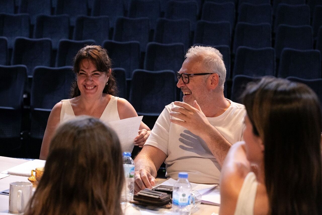 Izmir Sehir Tiyatrolarindan Sezona Guclu Acilis Cadi Kazani Provalari Basladi