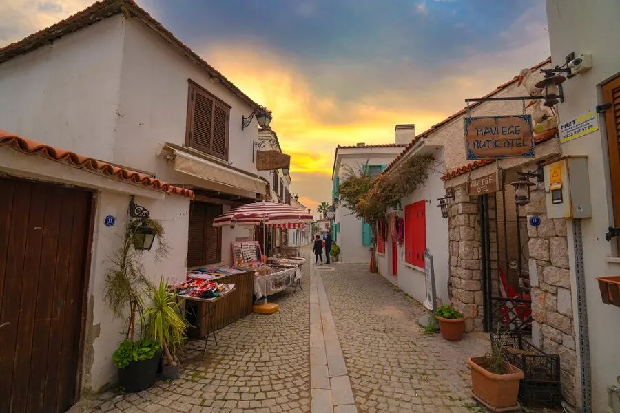 Ne AVM ne sahil! İzmir’den tek otobüsle gidilen 100 yıllık sanat köyü: Türkiye’nin ilk köy tiyatrosu da burada