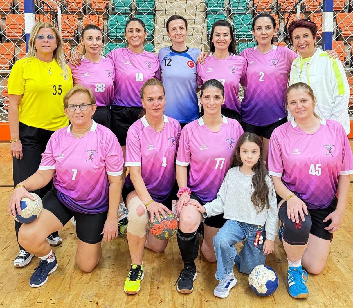 Bornova Veteran Rahşan Görüşken, Zeynep Koç, Ebru Kaban, Nur Akman, Funda Çağlar, Deniz Daş, Güler Yay Tülay Özdemir, Dilşad Akyüz, Öznur Özden Gülyar, Cemre Gülyar, Sevil Ata İl