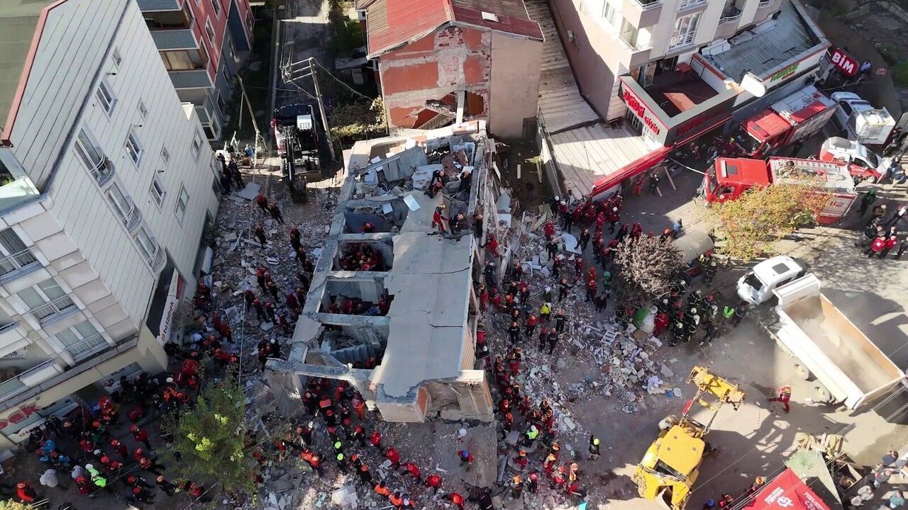 Kocaeli’de 6 Katlı Bina Çöktü Eczacı O Anları Anlattı (1)