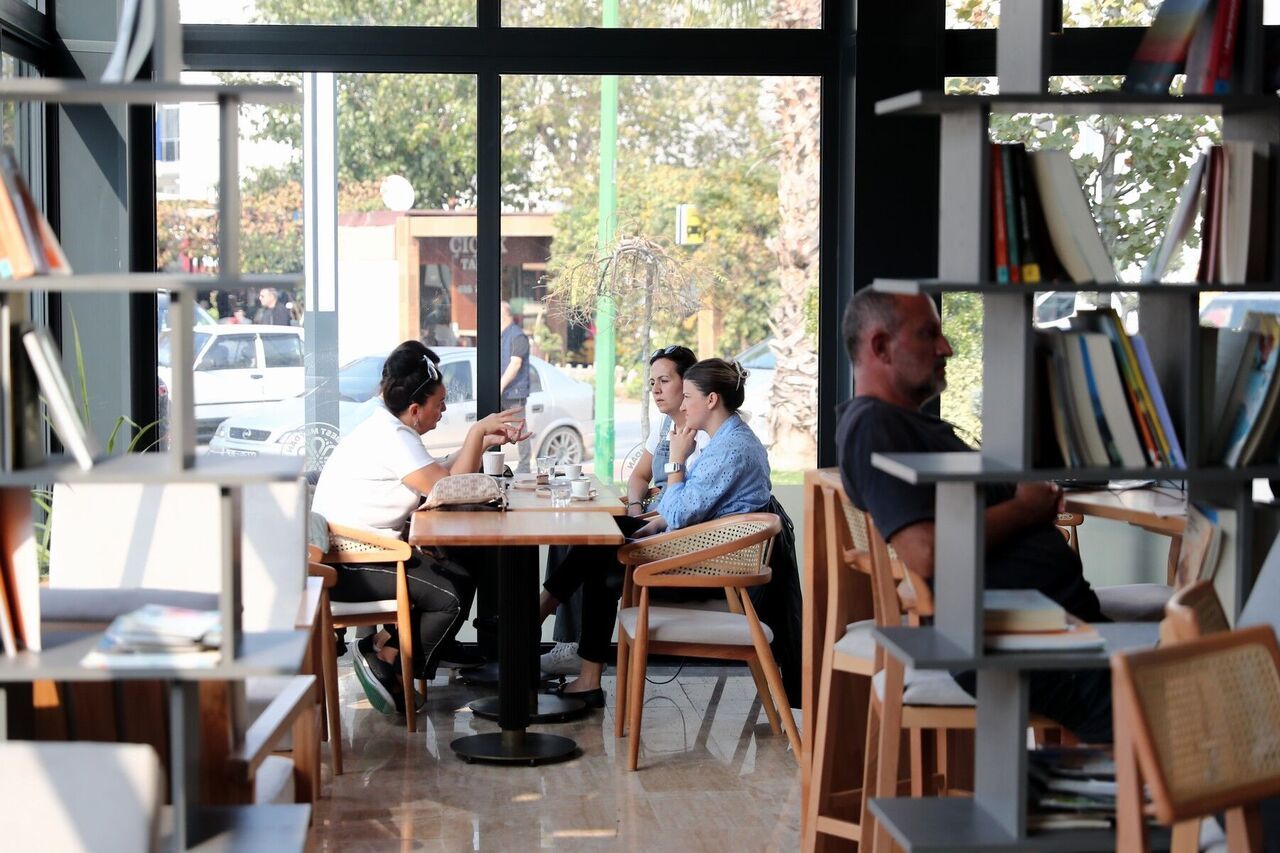 Aliağa’nın kalbinde yeni buluşma noktası: ALBEST Meydan Kafe yoğun ilgi ...