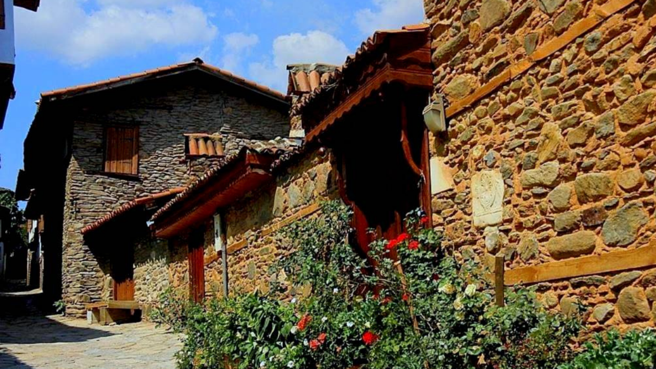 Bir Zamanlar Kervanlar Burada Konakliyordu Cayin Kenarindaki Yapi Bir Donemin Kalbiymis Birgi