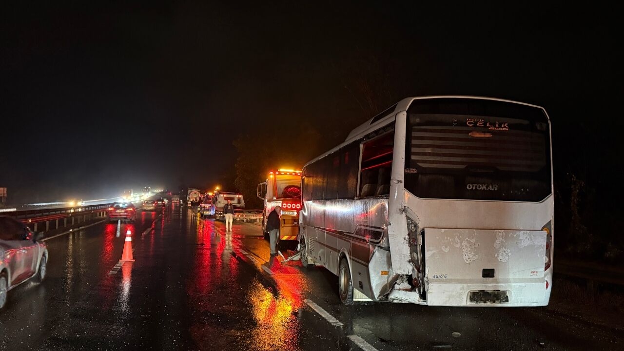 D 650 Kara Yolunda 6 Araç Birbirine Girdi 12 Kişi Yaralandı (1)
