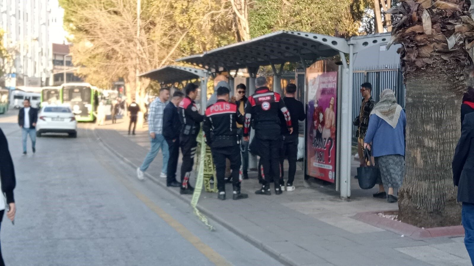 Otobüs Durağında Bomba Paniği Ekipler Harekete Geçti (2)
