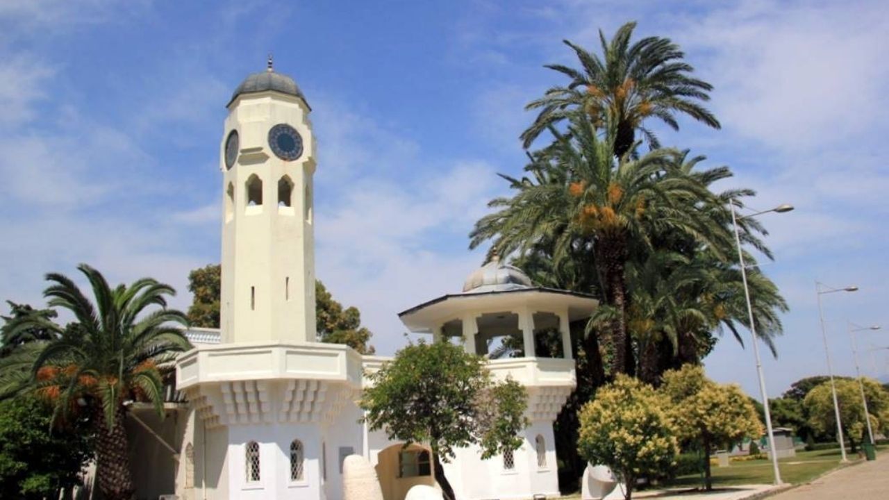 Izmir Fuaar Saat Kulesi