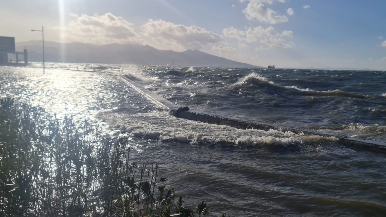 İzmir’de Çatı Uçtu, Ağaçlar Devrildi Ekipler Kuvvetli Yağışta Sahadaydı (2)