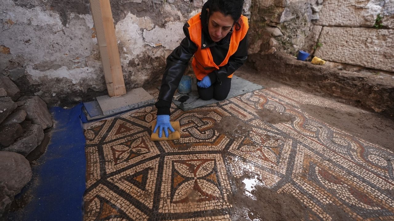 70 yıl sonra Smyrna’da büyük keşif! Mozaikteki gizemli “Süleyman Düğümü” ortaya çıktı