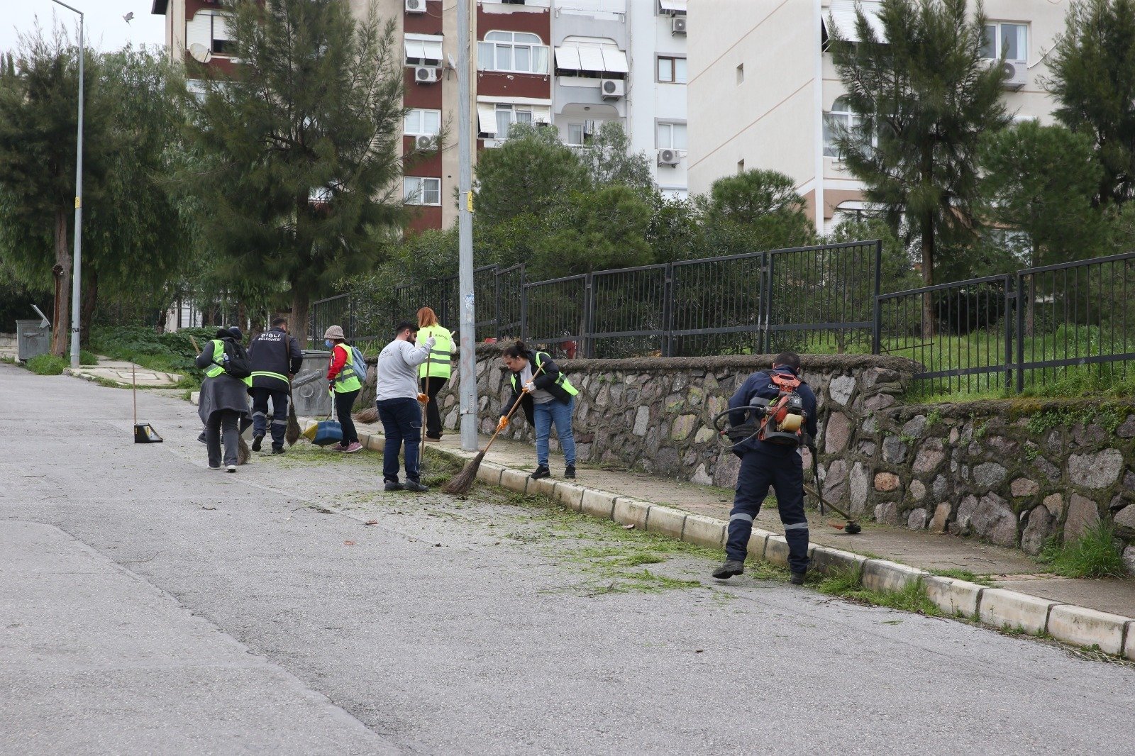 &Ccedil;iğli&rsquo;de 26 Mahallede Eş Zamanlı Temizlik Seferberliği (2)