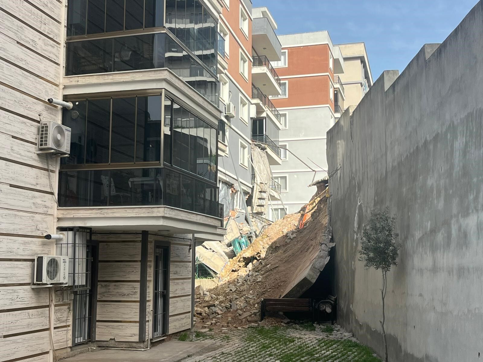 Menemen'de Istinat Duvarı Çöktü 4 Bina Hasar Gördü, Çalışmalar Devam Ediyor (1)
