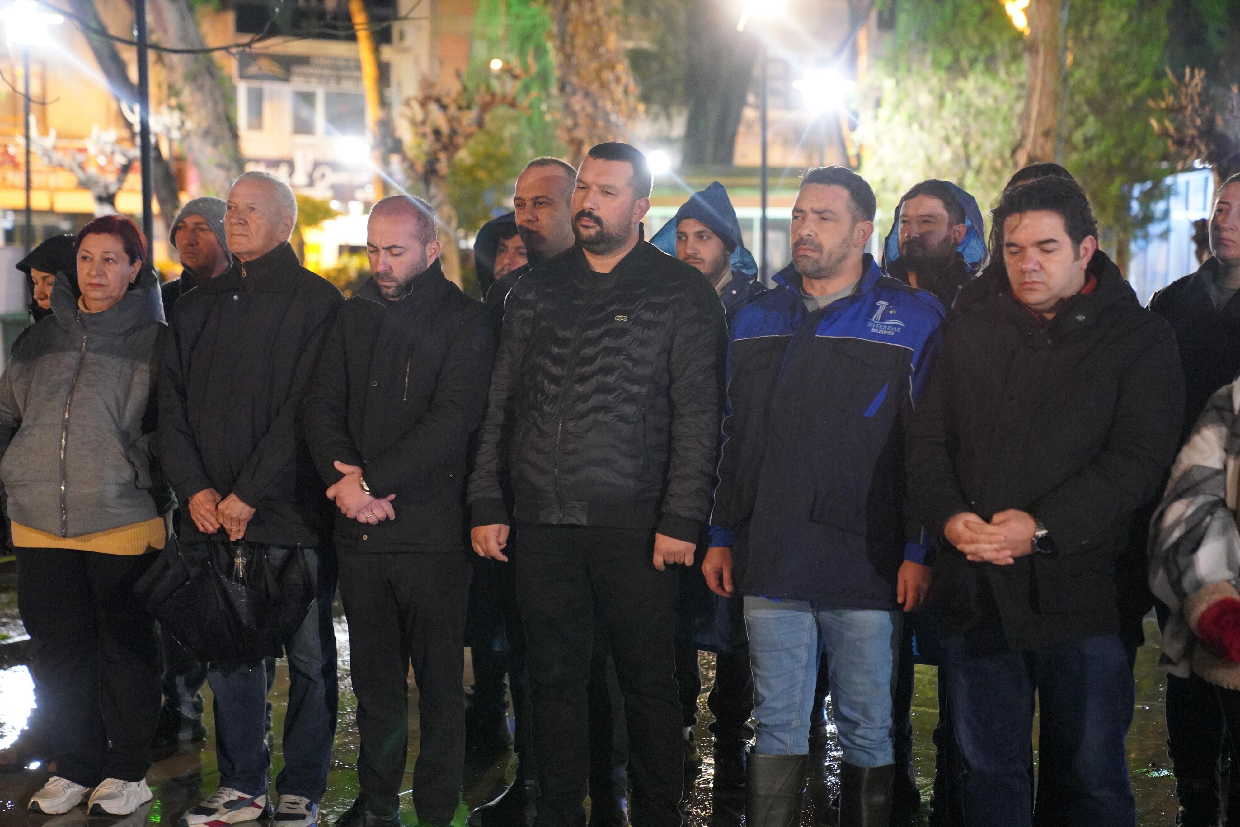 Seferihisar’da Saat 04.17’De Cumhuriyet Meydanı Doldu (1)