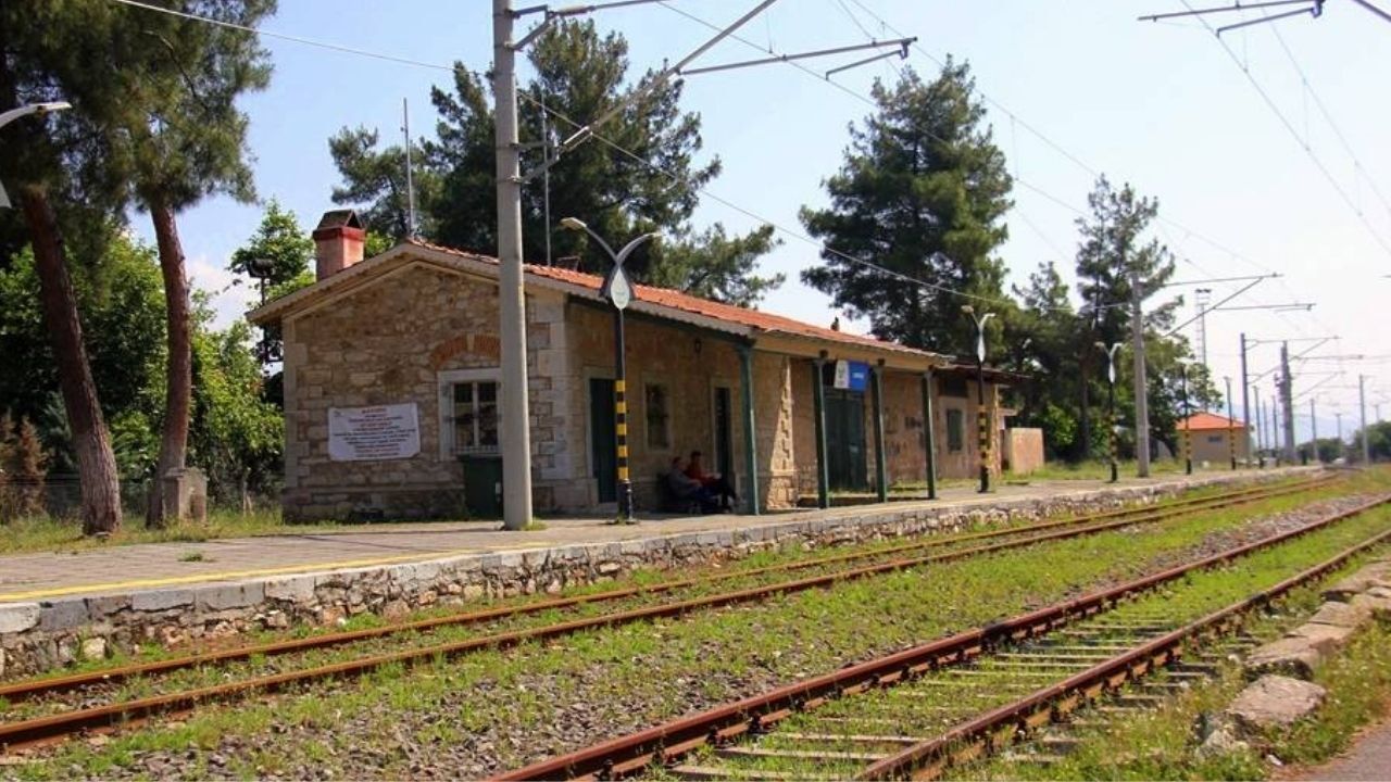 Bayındır'a Gelenlerin Ilk Adım Attığı Yer! Osmanlı'dan Günümüze Kalan Miras Arıkbaşı Tren İstasyonu (1)