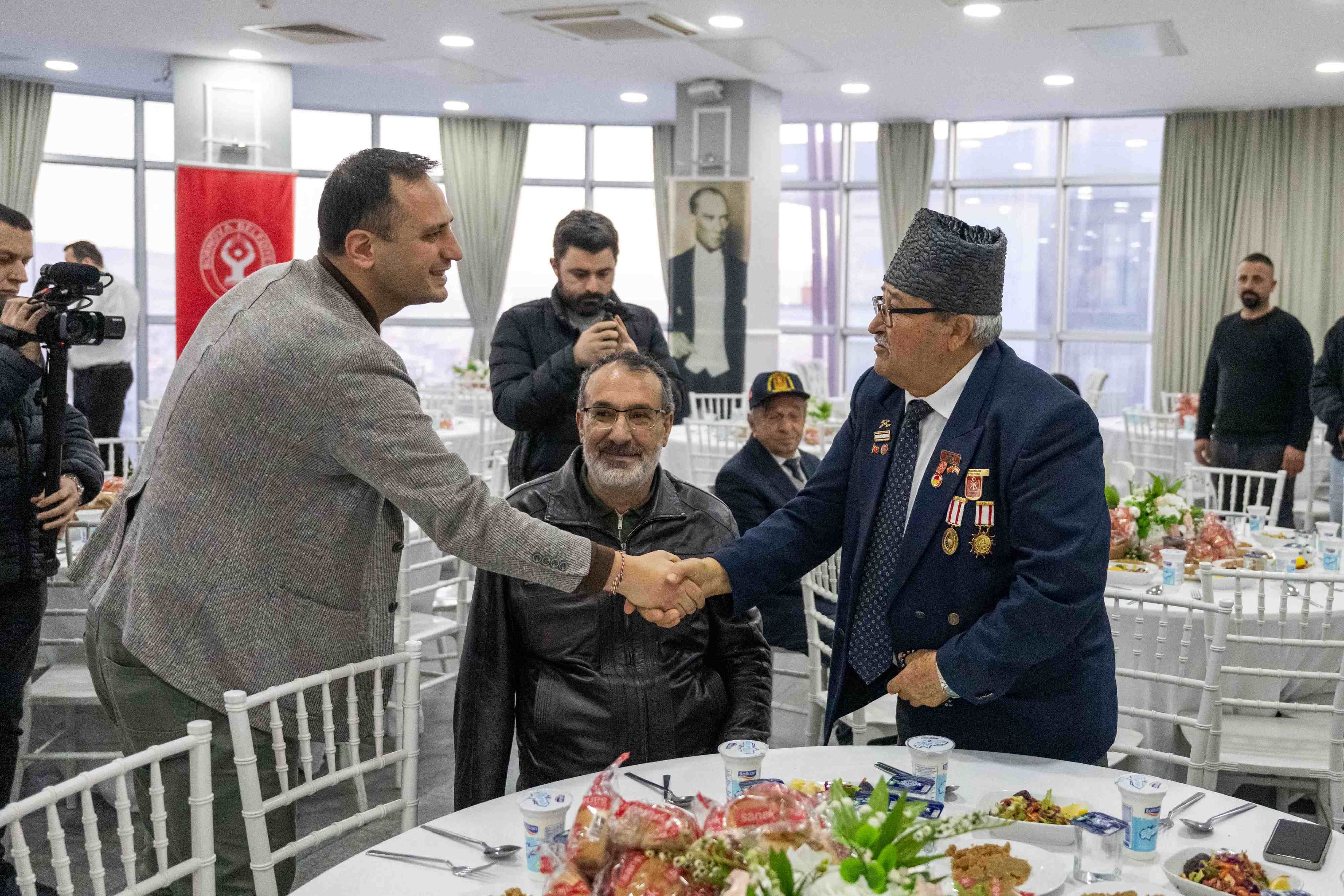 Bornova’da Duygu Dolu Anlar Şehit Aileleri Ve Gaziler Iftar Sofrasında Buluştu (1)