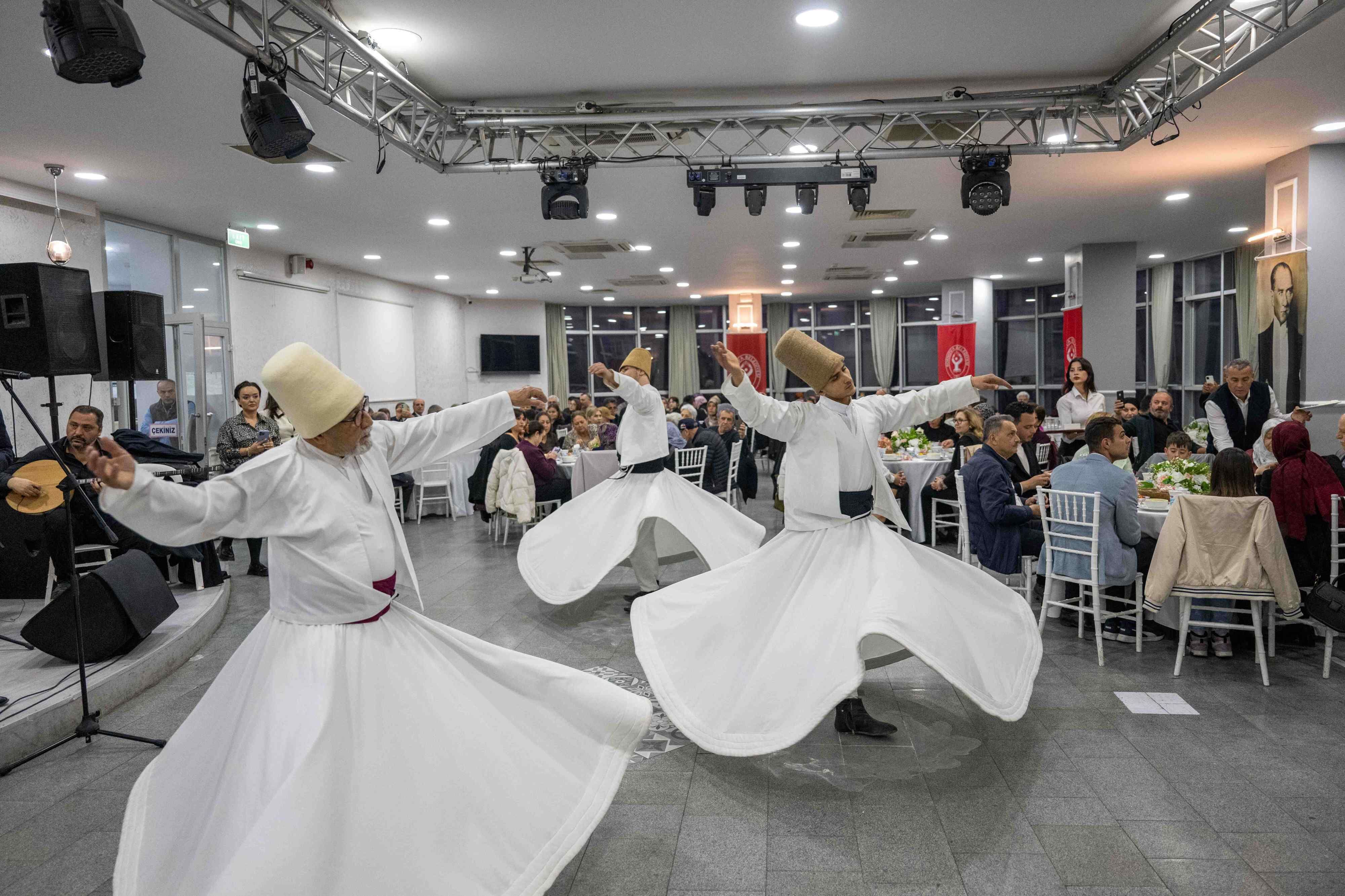 Bornova’da Duygu Dolu Anlar Şehit Aileleri Ve Gaziler Iftar Sofrasında Buluştu (3)