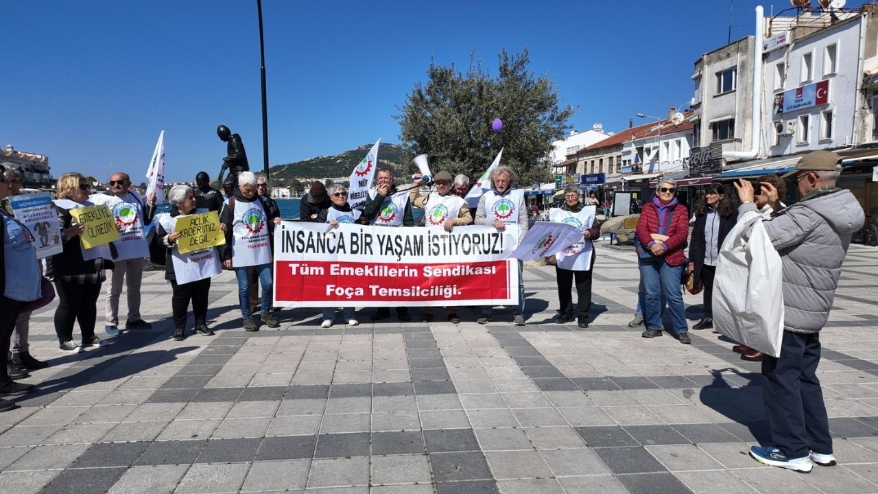 Foça’da Emekliler Sokağa Çıktı “Emeklinin Yüzü Gülmeden Bayram Gelmez” (1)