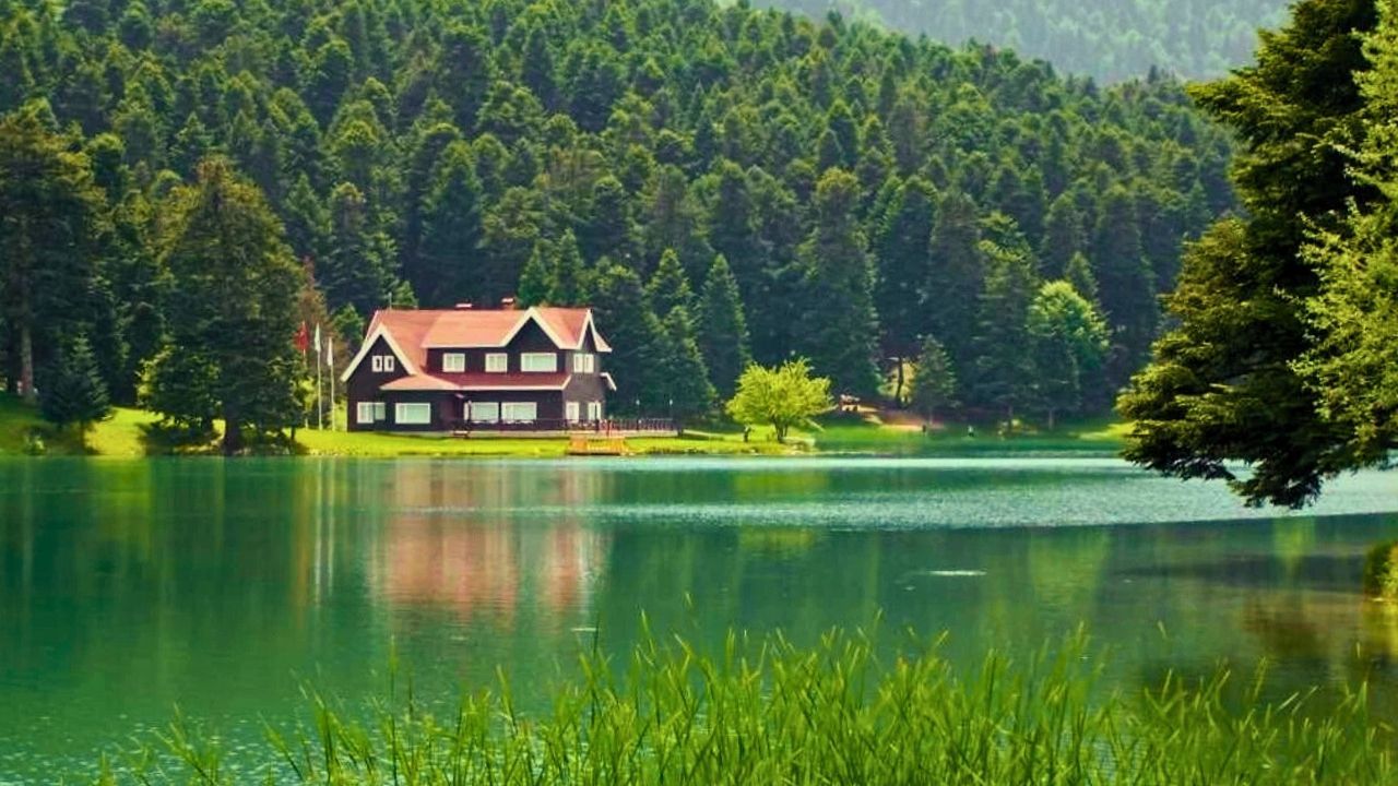 Bolu’ya gitmeden göl manzarası! İzmir’in dağları arasındaki bu yer sonbaharda renk değiştiriyor