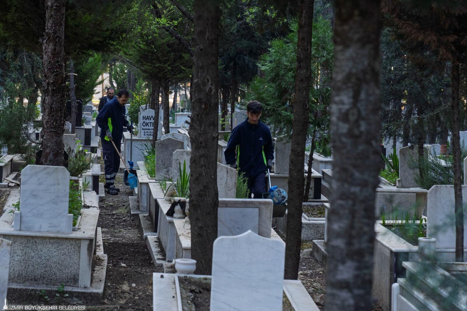 İzmir’de 30 Ilçede Mezarlıklar Bayrama Hazırlanıyor Çalışmalar Gaziemir’den Başladı (1)