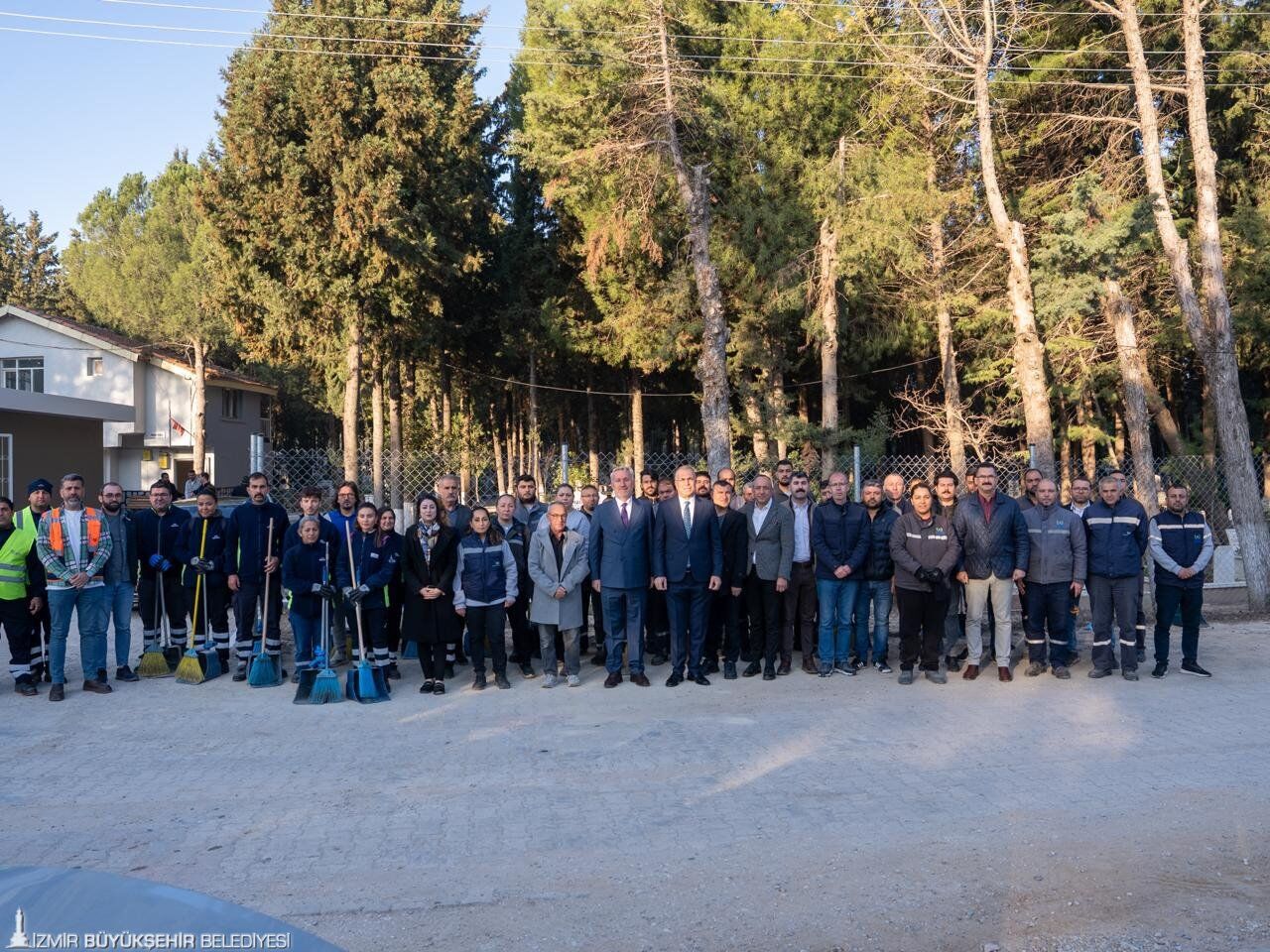 İzmir’de 30 Ilçede Mezarlıklar Bayrama Hazırlanıyor Çalışmalar Gaziemir’den Başladı (3)