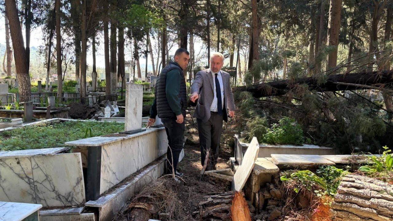İzmir’de Fırtına Mezarlıkları Vurdu 63 Mezar Zarar Gördü (1)