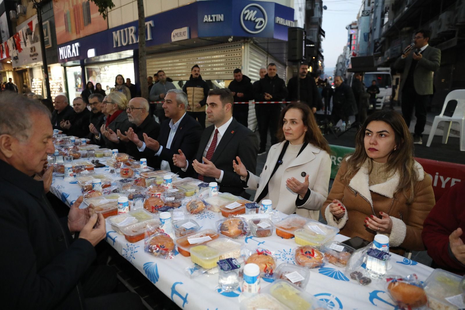 Karşıyaka’da Dev Iftar Sofrası Kuruldu Başkan Ünsal’dan Vatandaşlara Teşekkür Mesajı (2)