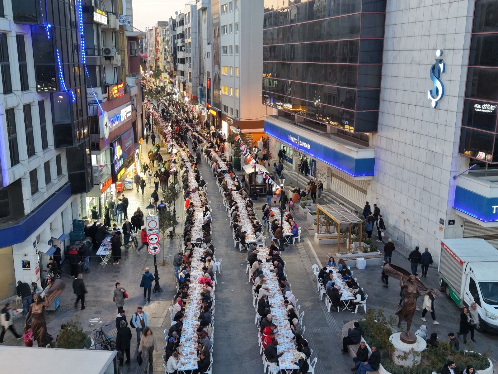 Karşıyaka’da Dev Iftar Sofrası Kuruldu Başkan Ünsal’dan Vatandaşlara Teşekkür Mesajı (3)