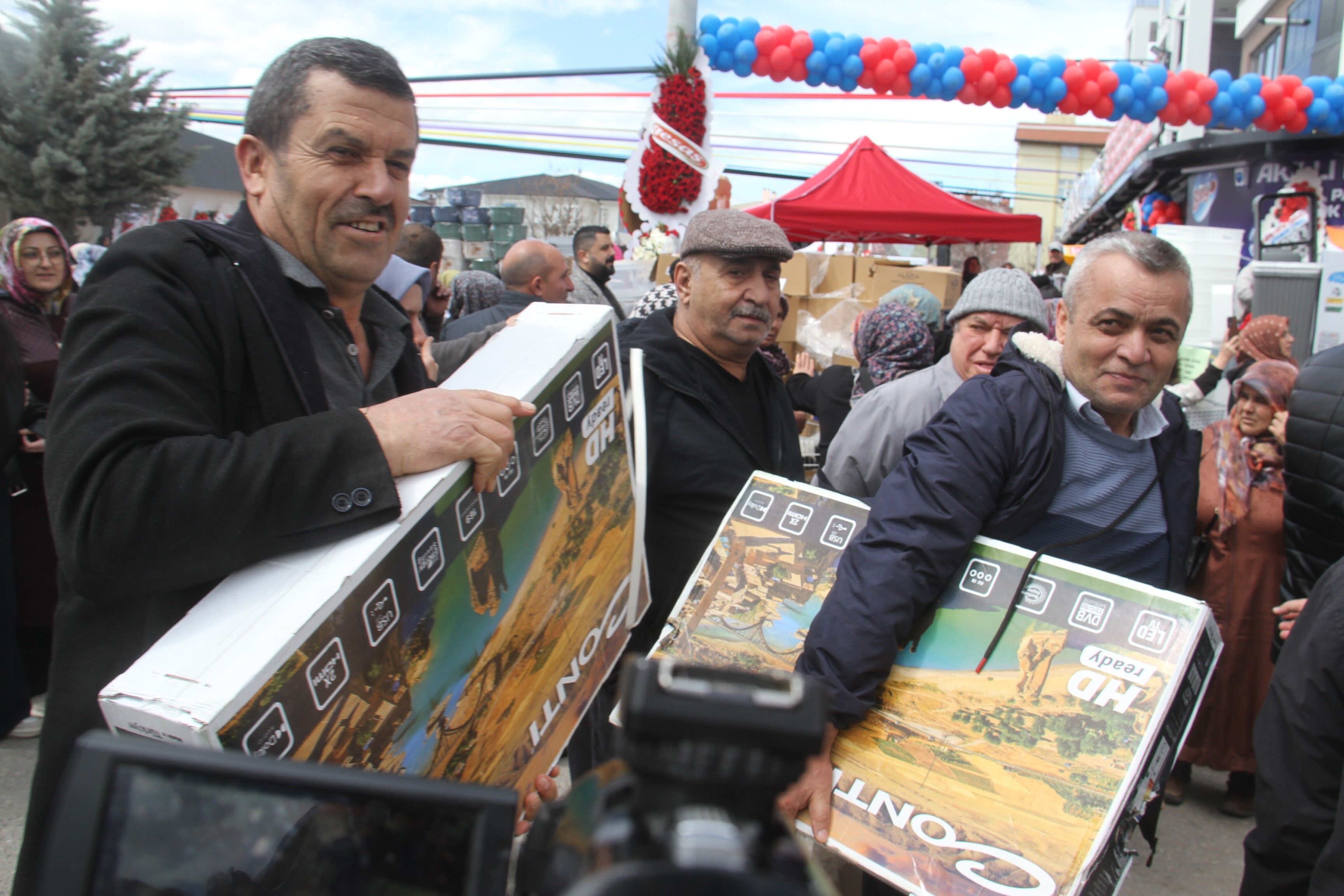Market Açılışında Arbede! 45 Televizyon Dakikalar Içinde Tükendi (3)