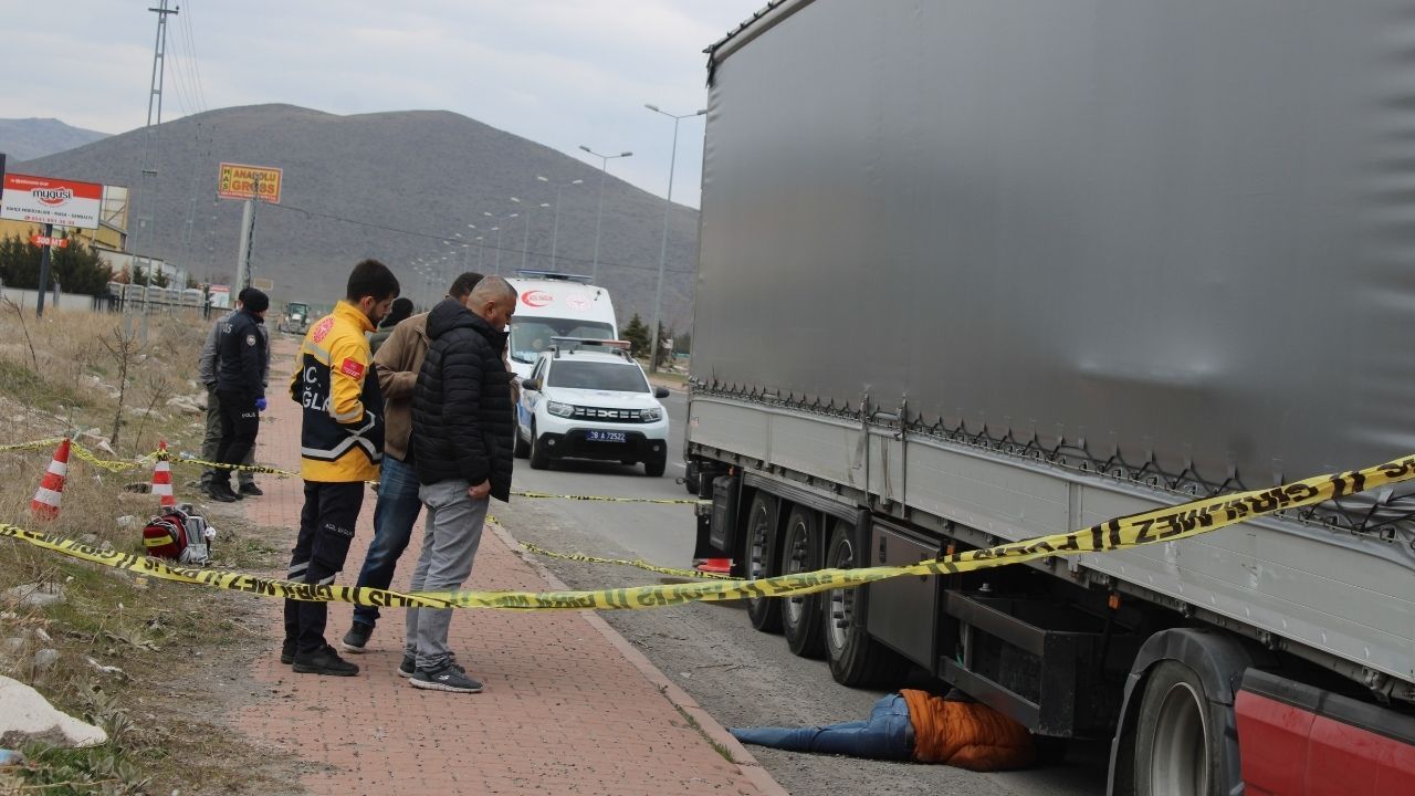 Yoldan Geçenler Şok Oldu Tırın Altında Bir Kişinin Cansız Bedeni Bulundu (2)