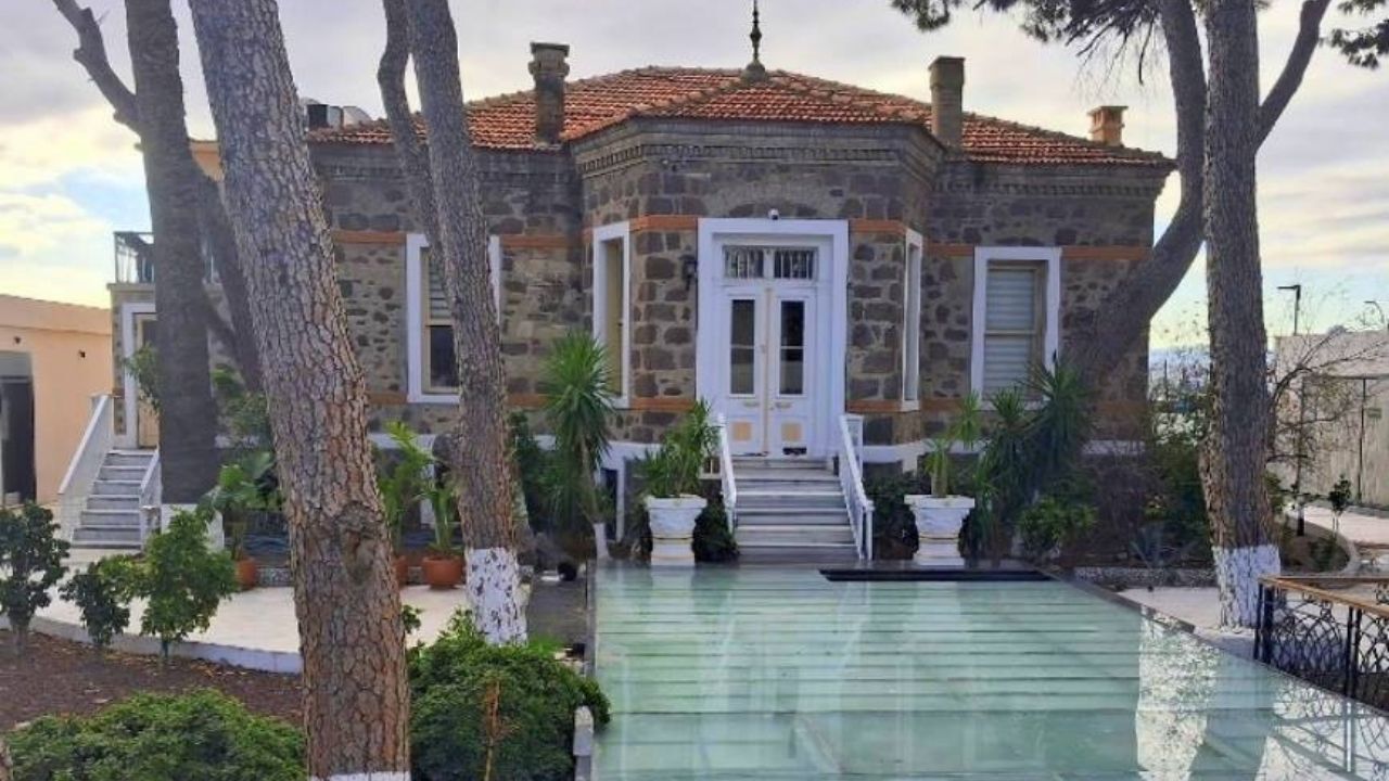 İzmir'de Evlenmek Isteyenler Buraya Akın Ediyordu! 142 Yıllık Geçmişi Ile Büyüleyen Deniz Manzaralı Mekan Hala Açık Mı (2)